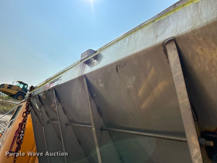 image for item EK3314 2002 International  4900 truck cab and chassis