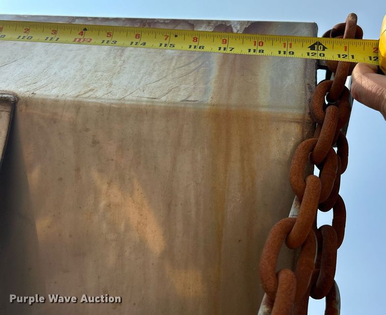 image for item EK3314 2002 International  4900 truck cab and chassis