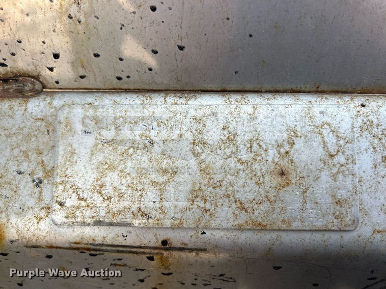 image for item EK3314 2002 International  4900 truck cab and chassis