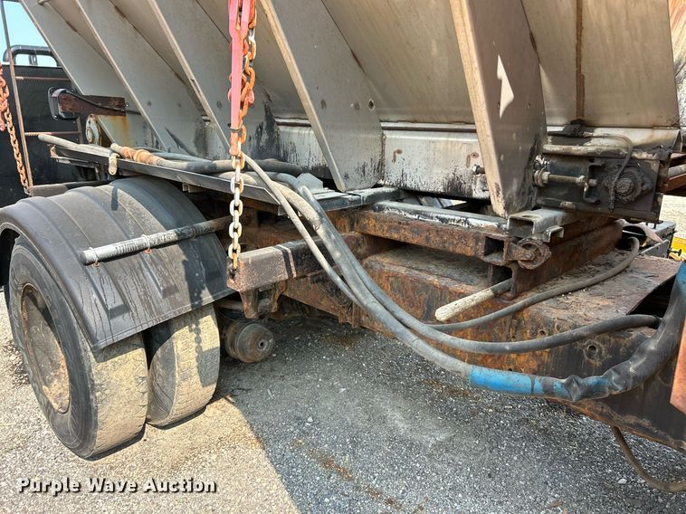 image for item EK3314 2002 International  4900 truck cab and chassis