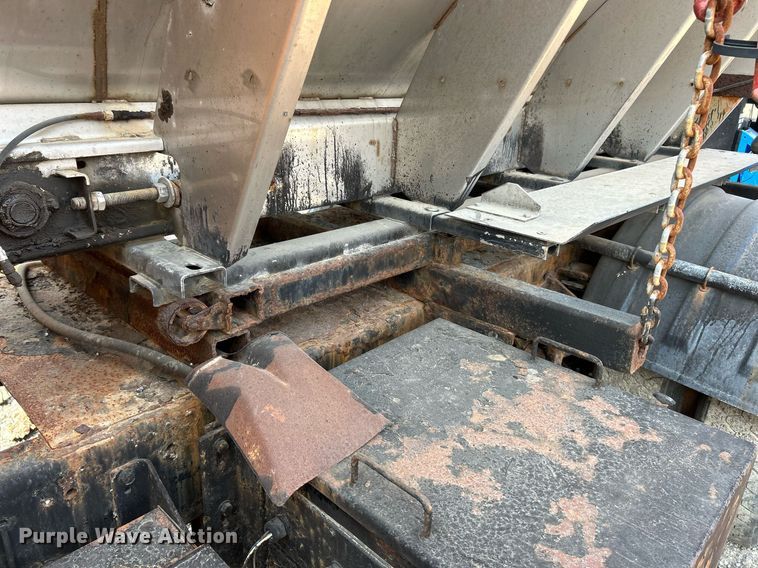 image for item EK3314 2002 International  4900 truck cab and chassis