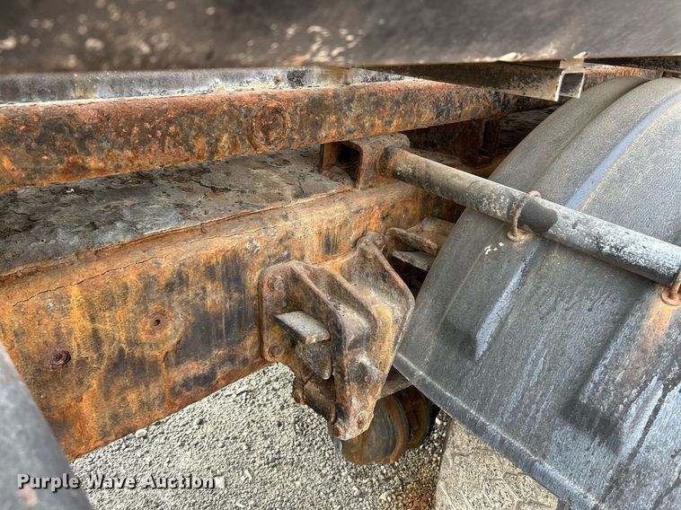 image for item EK3314 2002 International  4900 truck cab and chassis