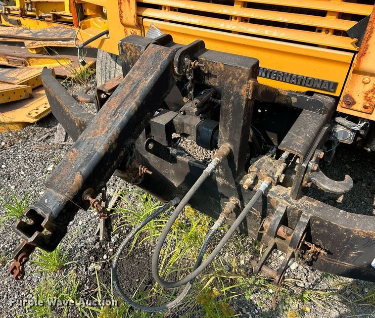 image for item EK3314 2002 International  4900 truck cab and chassis