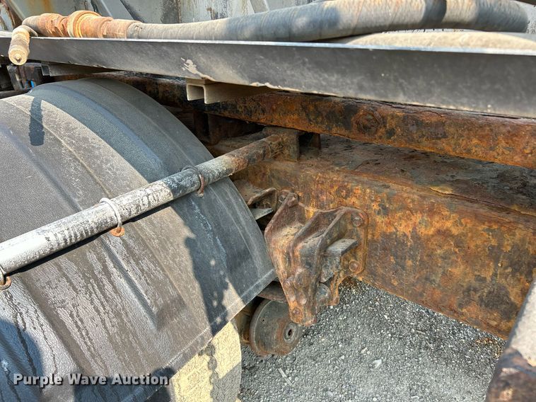 image for item EK3314 2002 International  4900 truck cab and chassis