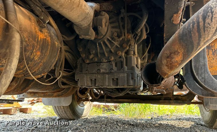 image for item EK3314 2002 International  4900 truck cab and chassis