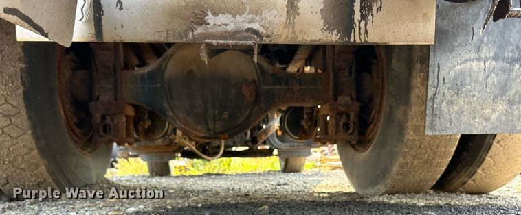 image for item EK3314 2002 International  4900 truck cab and chassis