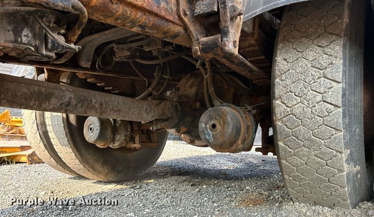 image for item EK3314 2002 International  4900 truck cab and chassis