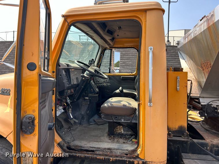 image for item EK3314 2002 International  4900 truck cab and chassis