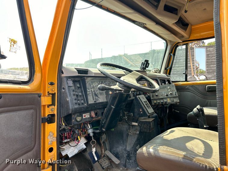 image for item EK3314 2002 International  4900 truck cab and chassis