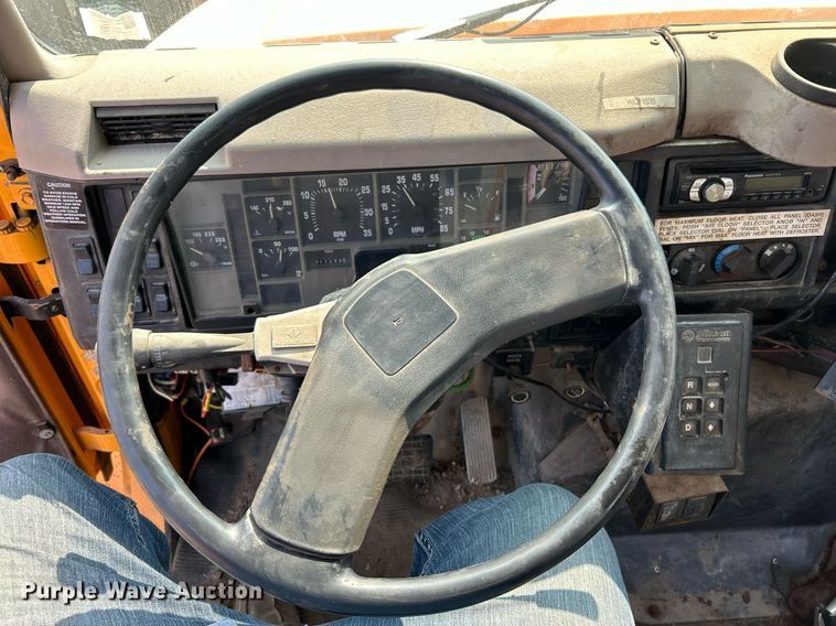 image for item EK3314 2002 International  4900 truck cab and chassis