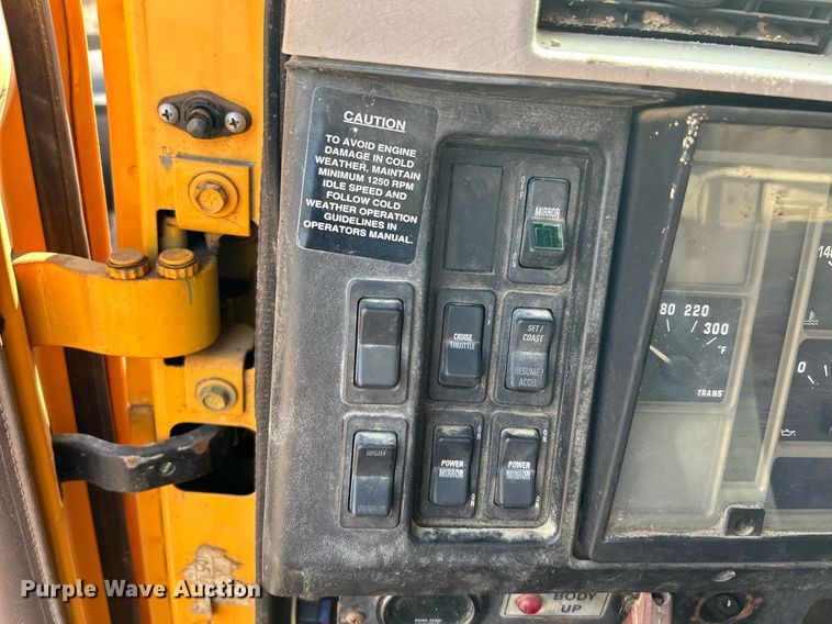 image for item EK3314 2002 International  4900 truck cab and chassis