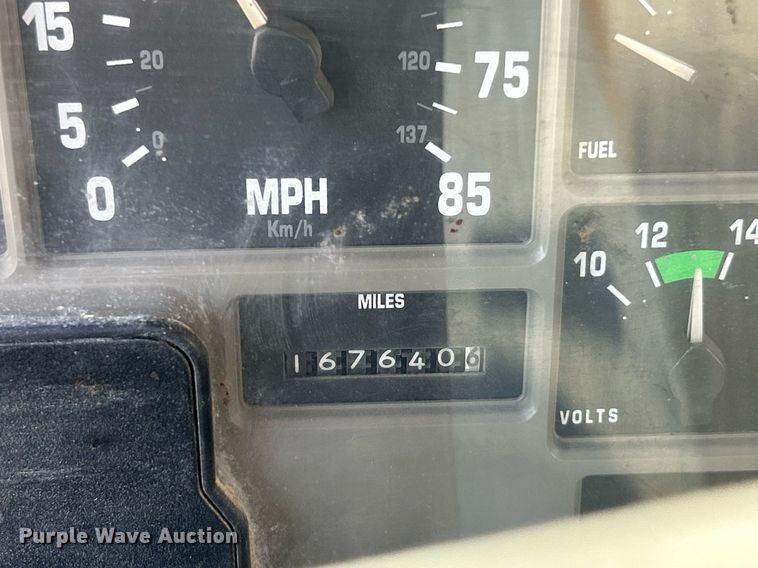 image for item EK3314 2002 International  4900 truck cab and chassis