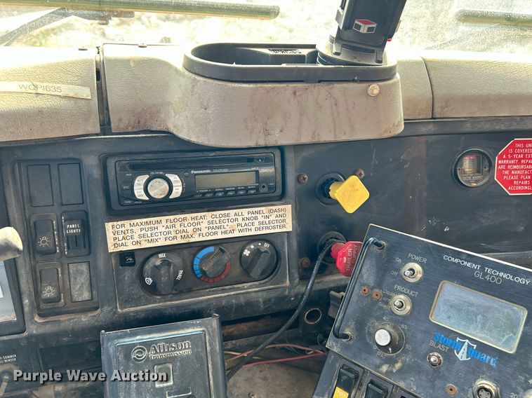 image for item EK3314 2002 International  4900 truck cab and chassis