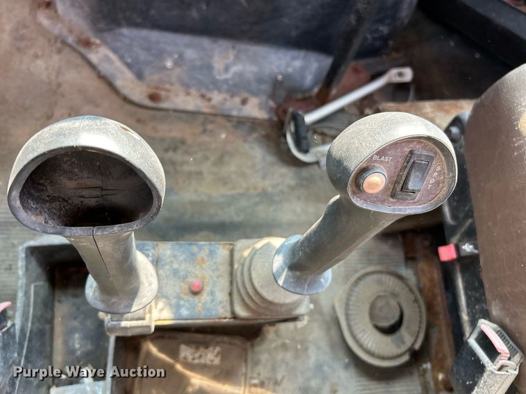 image for item EK3314 2002 International  4900 truck cab and chassis