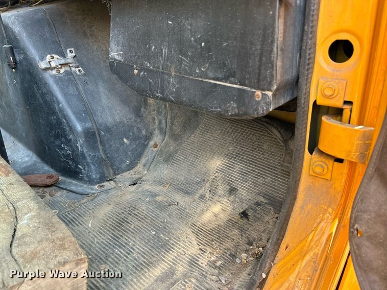 image for item EK3314 2002 International  4900 truck cab and chassis