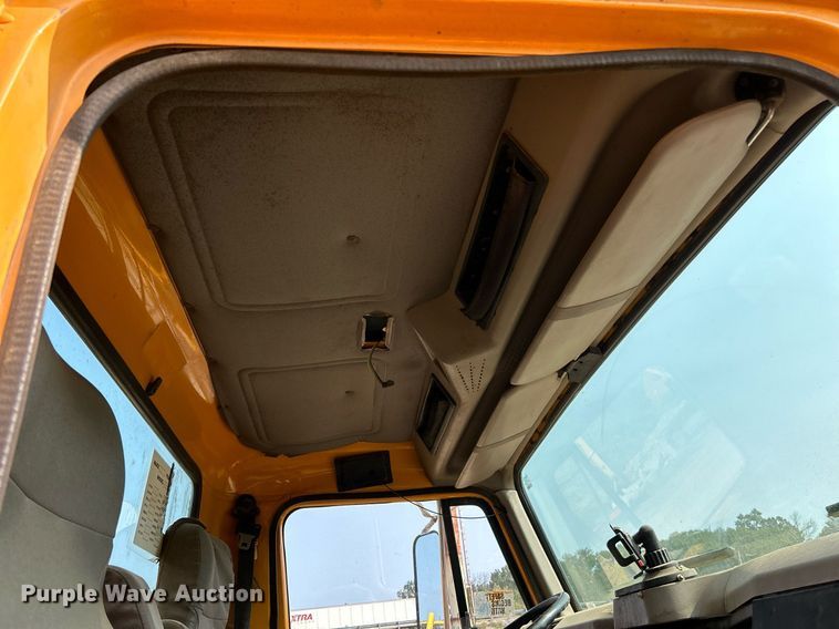 image for item EK3314 2002 International  4900 truck cab and chassis