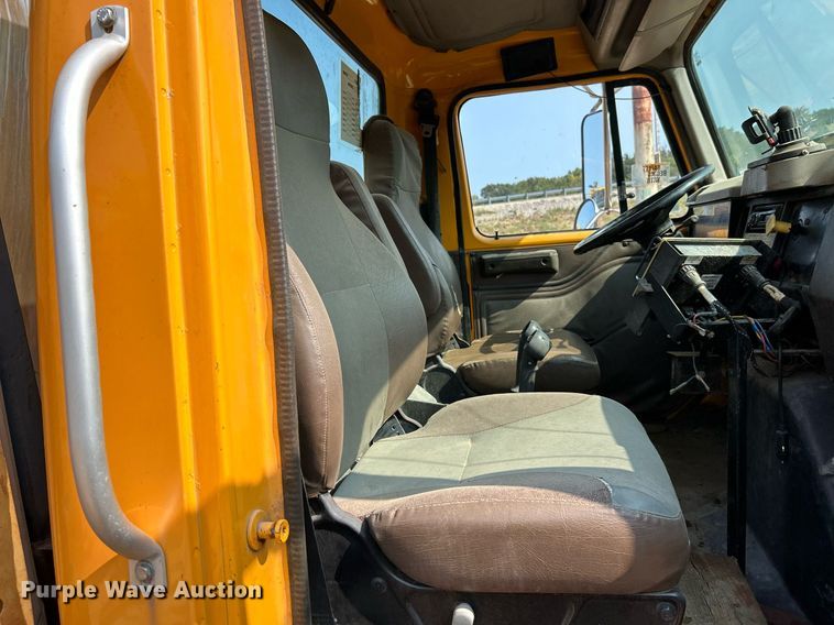 image for item EK3314 2002 International  4900 truck cab and chassis