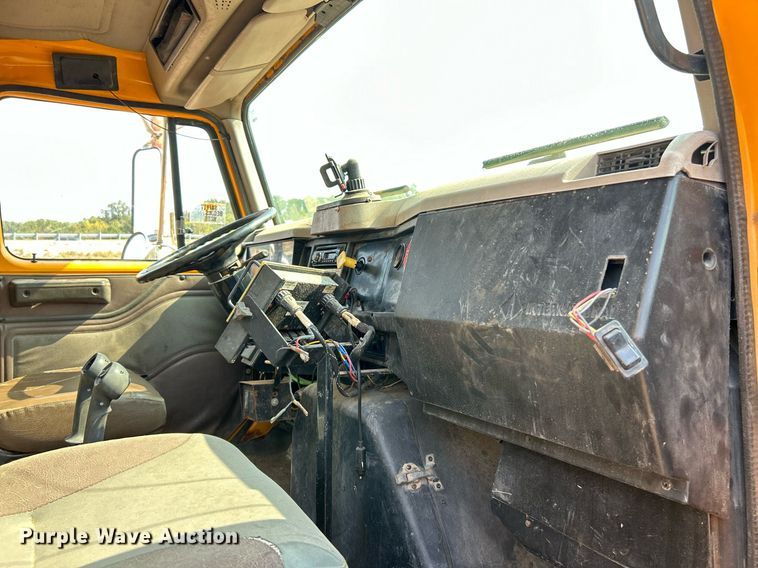 image for item EK3314 2002 International  4900 truck cab and chassis