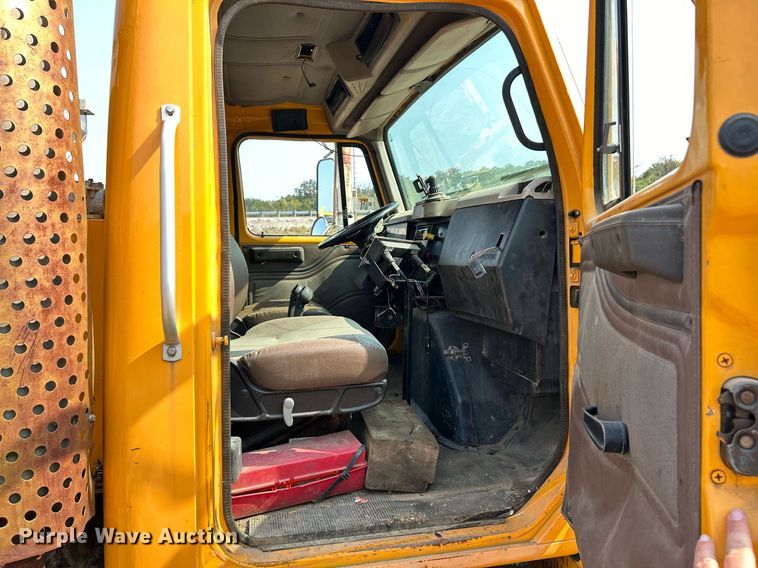 image for item EK3314 2002 International  4900 truck cab and chassis