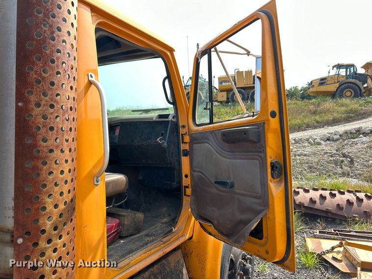 image for item EK3314 2002 International  4900 truck cab and chassis