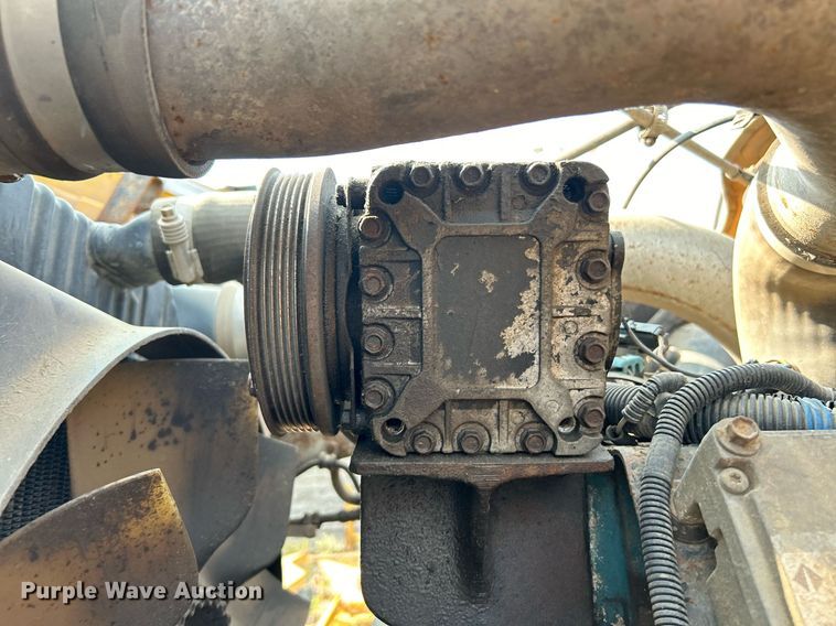 image for item EK3314 2002 International  4900 truck cab and chassis