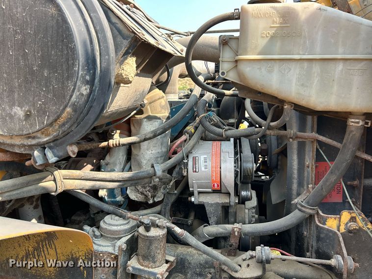 image for item EK3314 2002 International  4900 truck cab and chassis