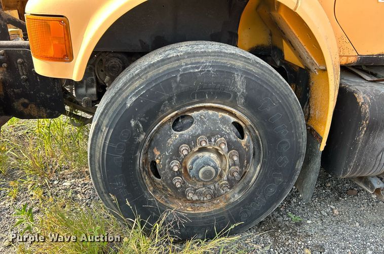 image for item EK3314 2002 International  4900 truck cab and chassis