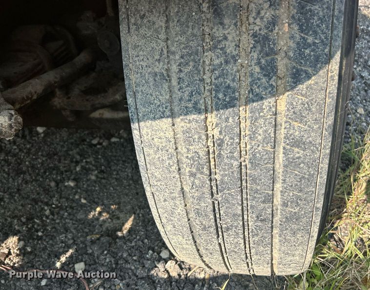 image for item EK3314 2002 International  4900 truck cab and chassis