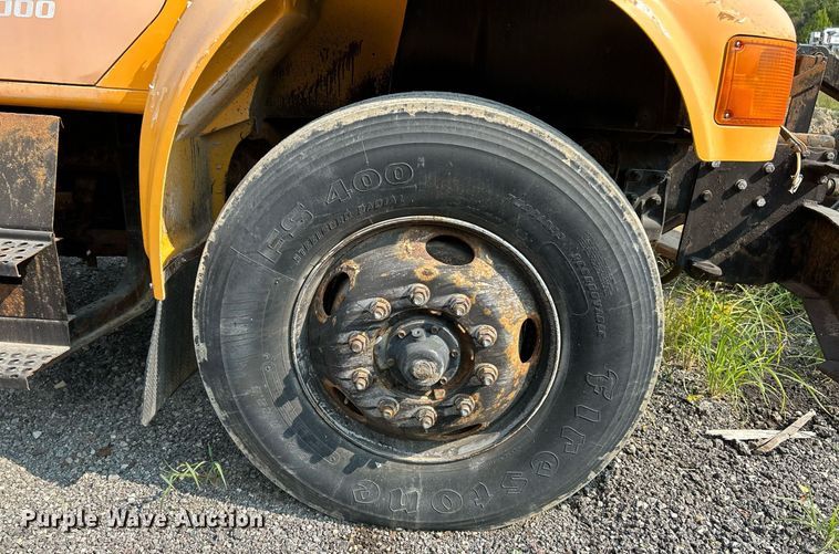 image for item EK3314 2002 International  4900 truck cab and chassis