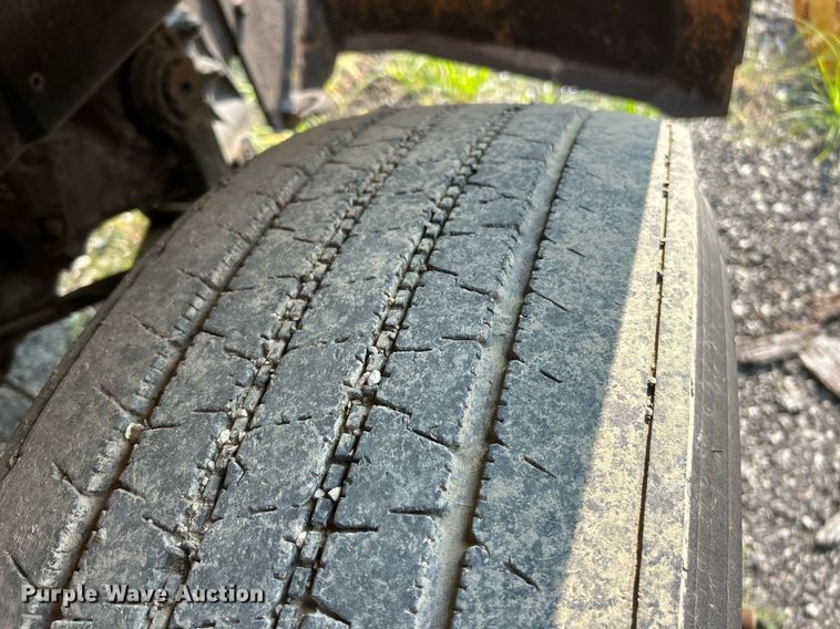 image for item EK3314 2002 International  4900 truck cab and chassis