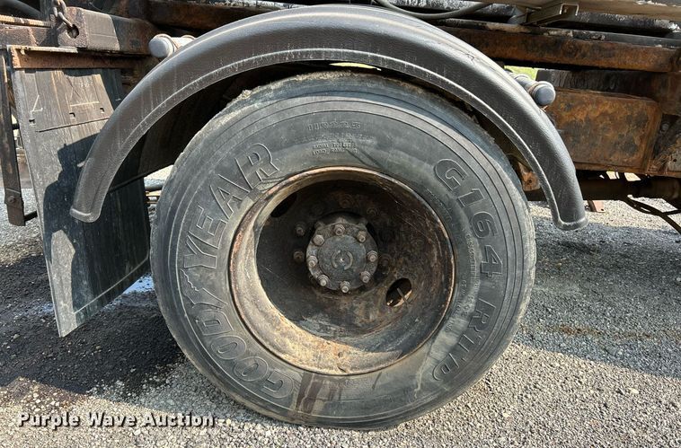 image for item EK3314 2002 International  4900 truck cab and chassis