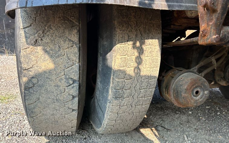 image for item EK3314 2002 International  4900 truck cab and chassis