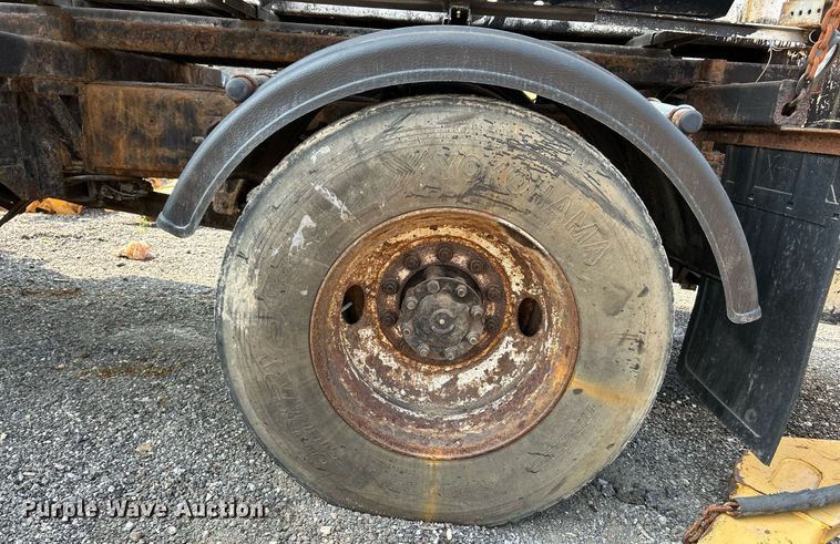 image for item EK3314 2002 International  4900 truck cab and chassis