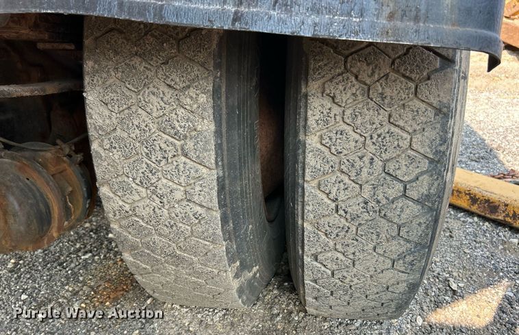 image for item EK3314 2002 International  4900 truck cab and chassis