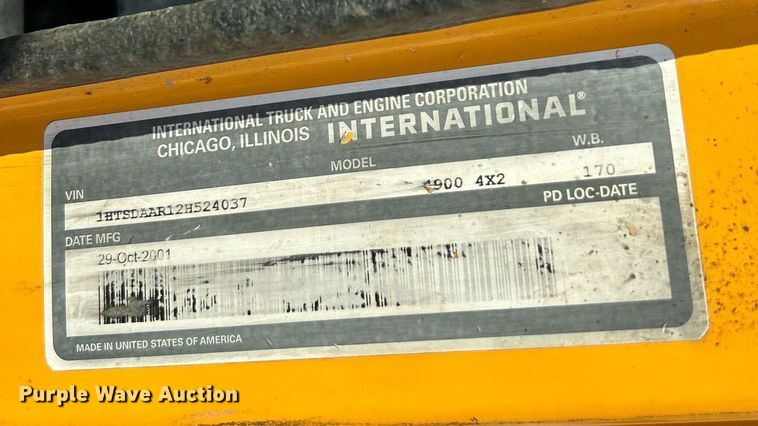 image for item EK3314 2002 International  4900 truck cab and chassis