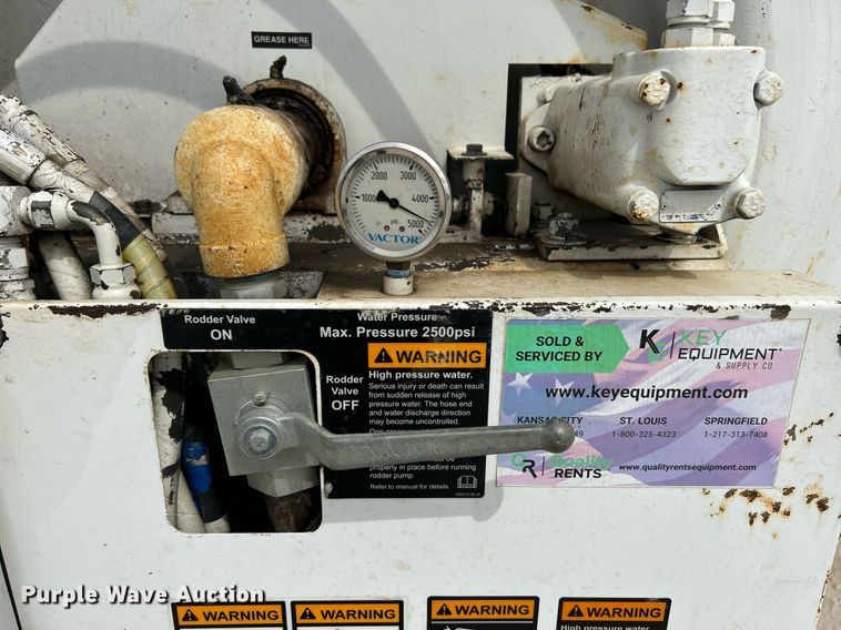 image for item EK3326 1997 International  4900 sewer jetter truck