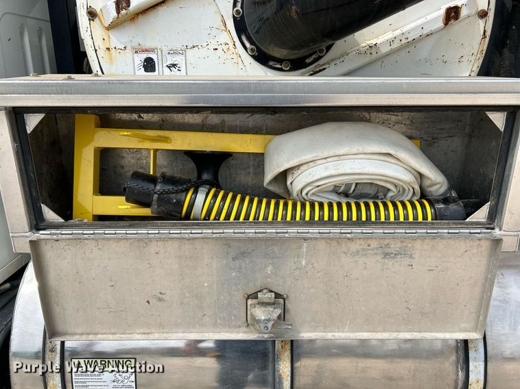 image for item EK3326 1997 International  4900 sewer jetter truck