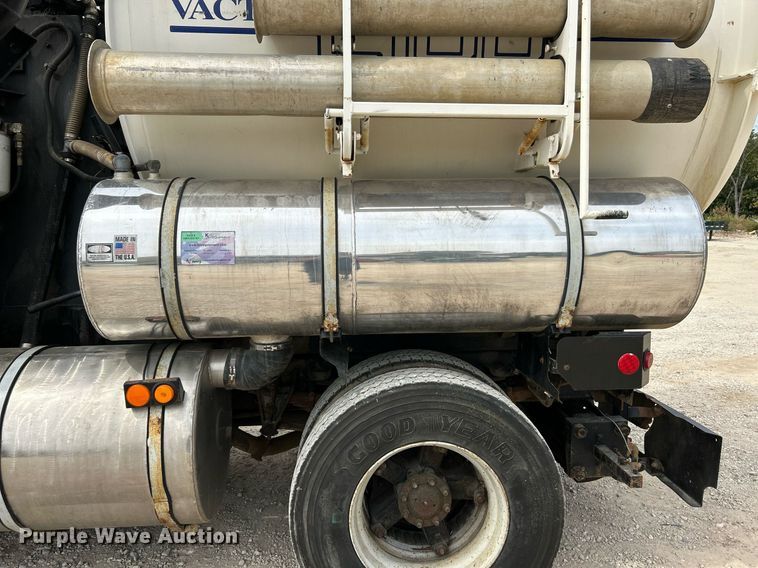 image for item EK3326 1997 International  4900 sewer jetter truck