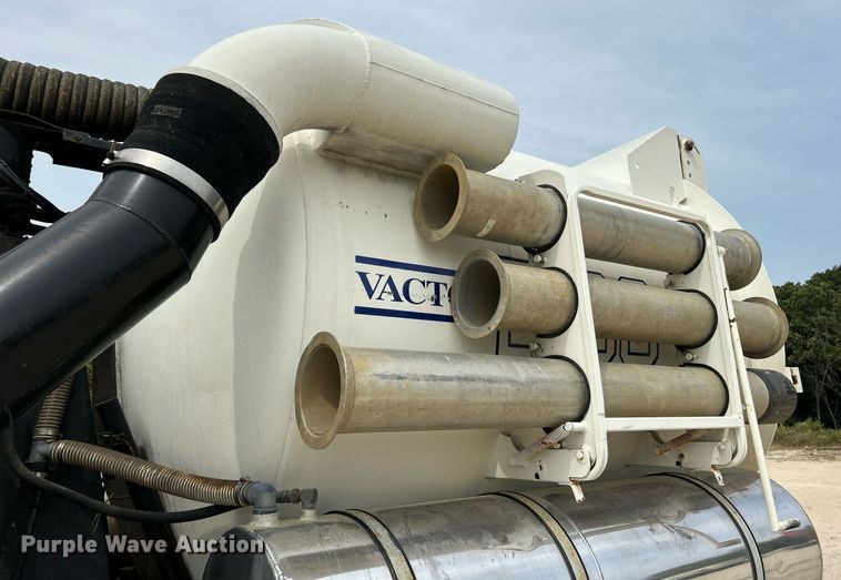 image for item EK3326 1997 International  4900 sewer jetter truck