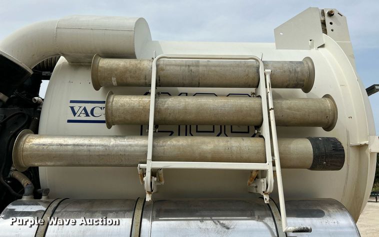 image for item EK3326 1997 International  4900 sewer jetter truck