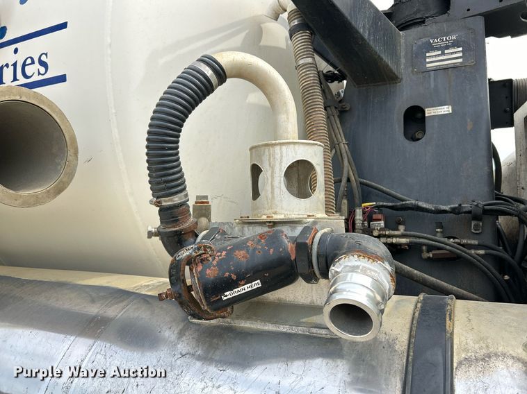 image for item EK3326 1997 International  4900 sewer jetter truck