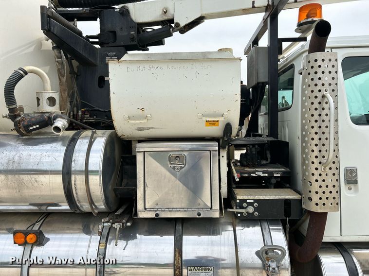 image for item EK3326 1997 International  4900 sewer jetter truck