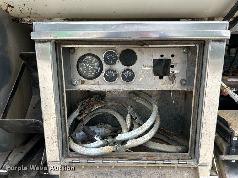 image for item EK3326 1997 International  4900 sewer jetter truck