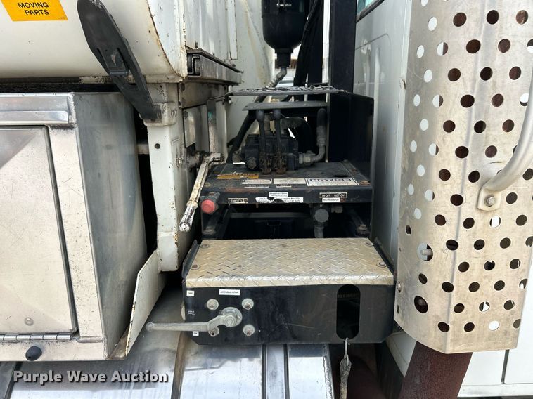 image for item EK3326 1997 International  4900 sewer jetter truck