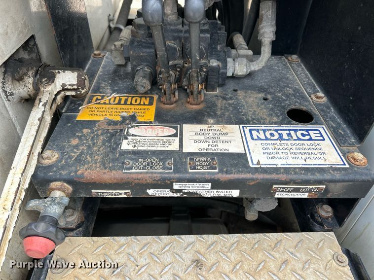 image for item EK3326 1997 International  4900 sewer jetter truck