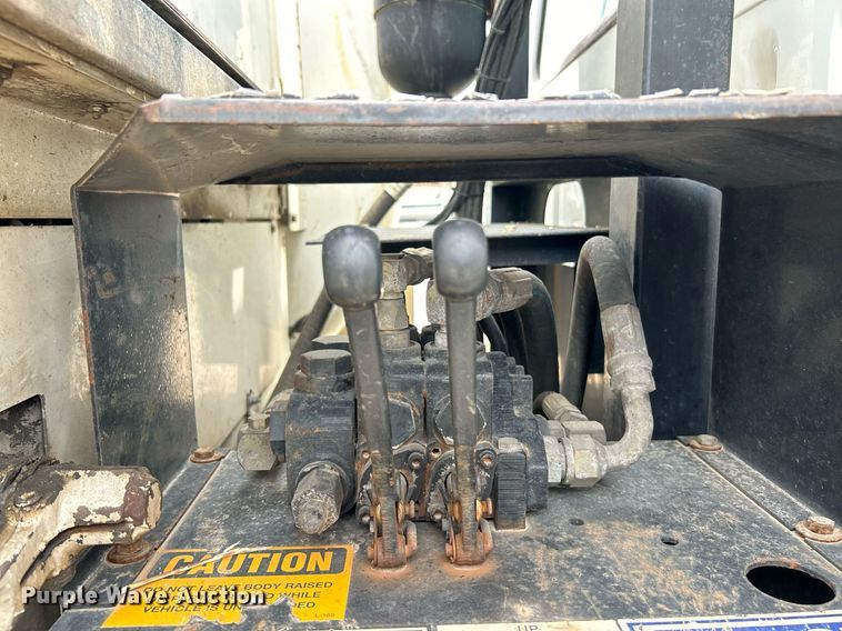 image for item EK3326 1997 International  4900 sewer jetter truck