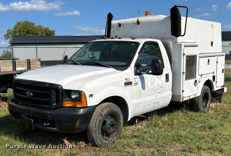 2000 Ford F350 Super Duty XL utility bed pickup truck in Springfield