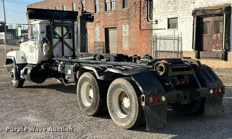 image for item EK3428 2000 Mack RD688S roll-off container truck