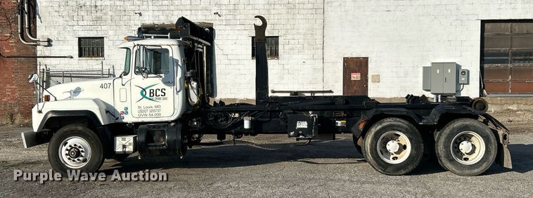 image for item EK3428 2000 Mack RD688S roll-off container truck