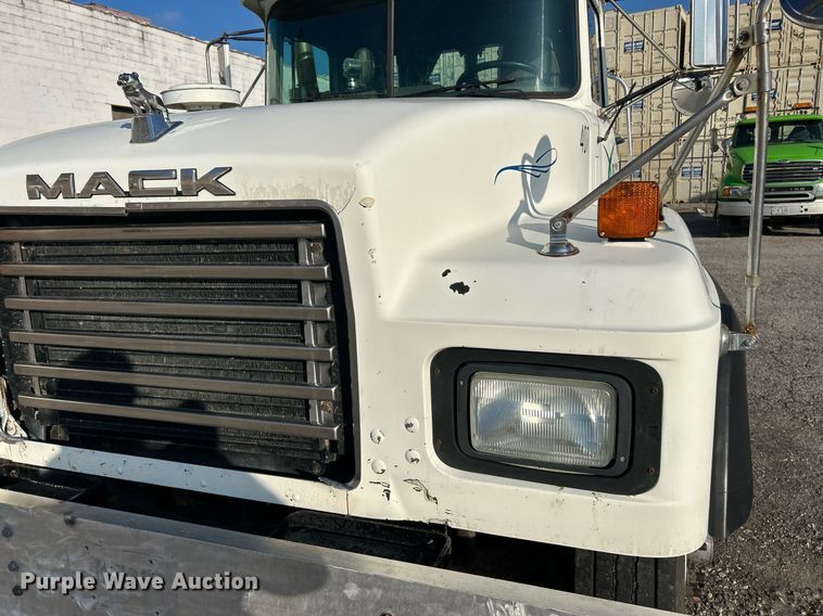 image for item EK3428 2000 Mack RD688S roll-off container truck